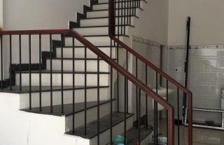 Cầu thang sắt tay vịn gỗ MDS09